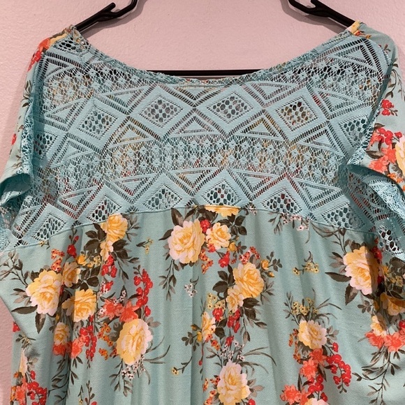 Bobbie Brooks Plus Size Blue Floral Twist Top with Lace on Back - Size 1X - Picture 7 of 7